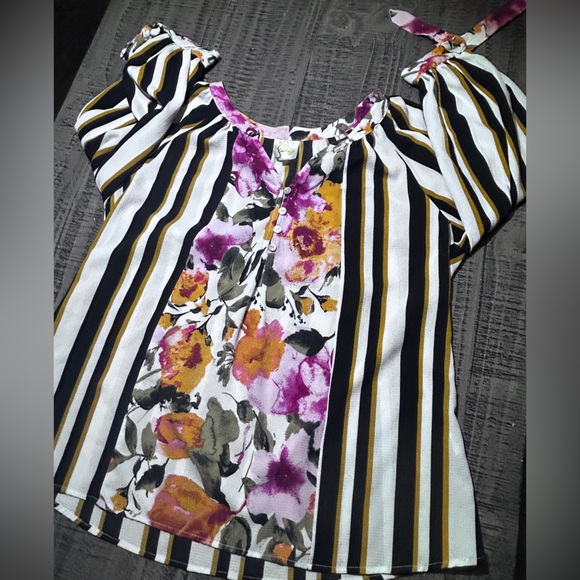 Fig and Flower Multicolor Floral Blouse - Picture 2 of 9